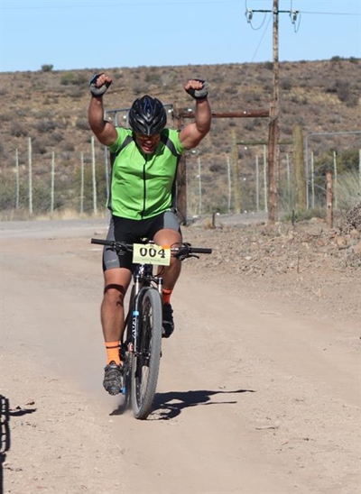 Fietsryers volg leeu se spoor oor drie dae