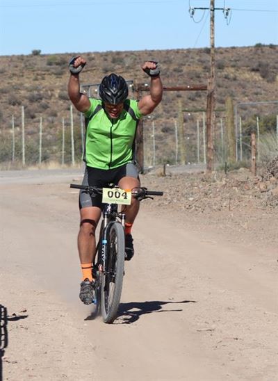 Fietsryers volg leeu se spoor oor drie dae
