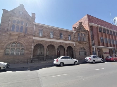 Ou Standard Bank-gebou geplunder