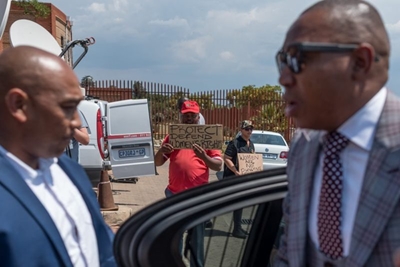Walls closing in on Mduduzi Manana