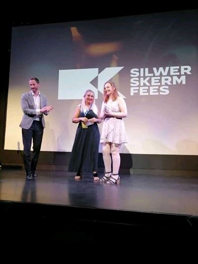 Skrywer kry toekenning by Silwerskermfees
