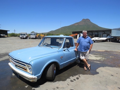 Bakkie reg om by motorskou te brul