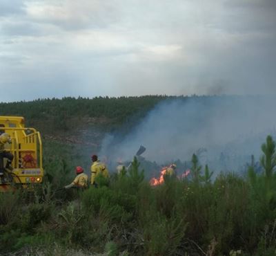 Brand steeds buite beheer