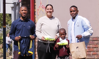 Young soccer fan gets early Christmas gift