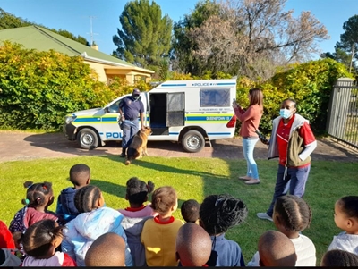 Honde-eenheid besoek skool