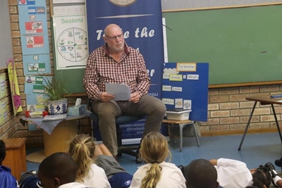 Bitou Mayor books it to the library
