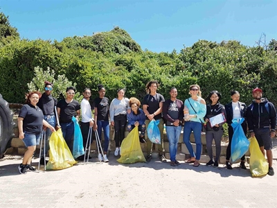 Pageant contestants clean up Central Beach