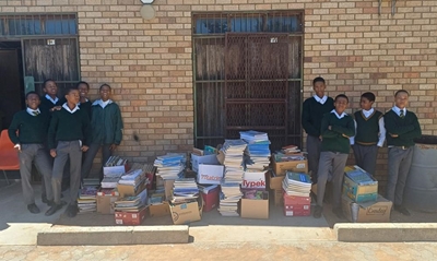 Michausdal ontvang groot boekeskenking van Hofmeyr Hugs of Hope
