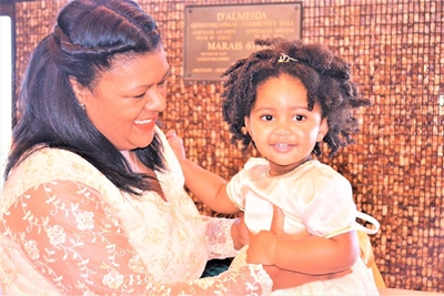 Vroue blom by funksie vir klein Leah-Rose