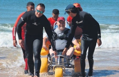 Eerste kwadrupleeg geniet strandstoel