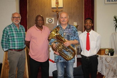 Kerk kry gesogte tuba as geskenk