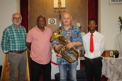 Kerk kry gesogte tuba as geskenk