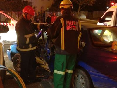 Tiener in motor vasgekeer na ongeluk