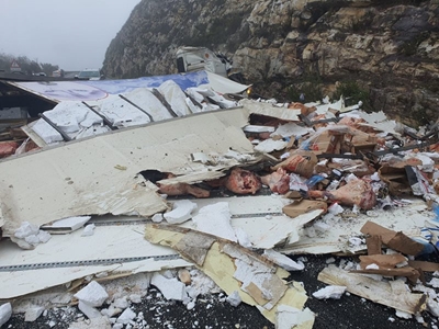 Truck topples over in Outeniqua Pass