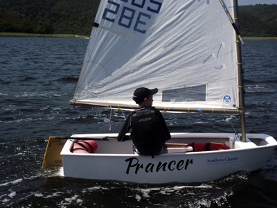 Light southeasterly challenge sailors