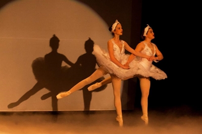 Ballerinas make seasons come to life on stage