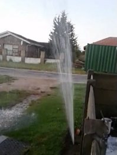 Fontein spuit na watermeter gesteel is