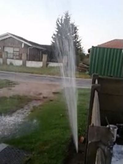 Fontein spuit na watermeter gesteel is