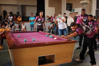 Black Balls-potspelspelersmaak die tafel skoon