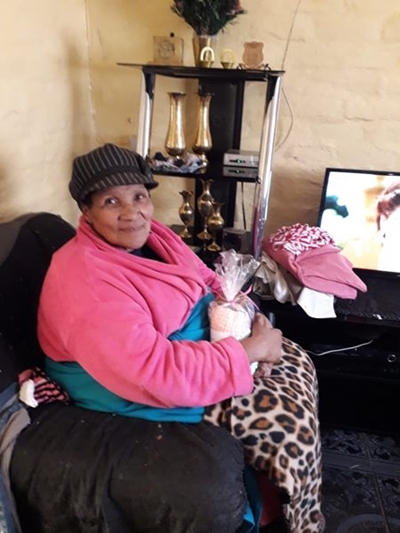 Winter Woolies project warms local cancer patients