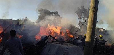 Gesin van 7 verloor alles in brand