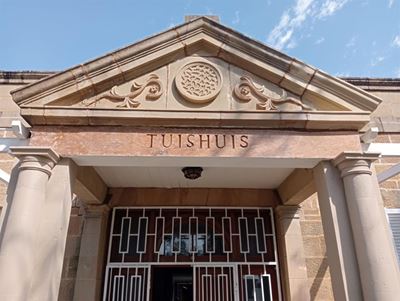 Tuishuis se naam nou graveer
