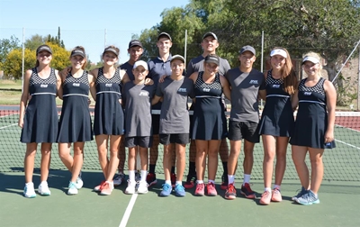 Volksies besig op tennisbaan