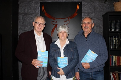 Drie Mosselbaaiers se name pryk op die onlangs-vrygestelde boek, Draaie, swaaie en afdwaalpaaie.