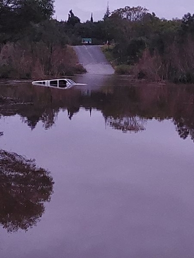 Bakkie beland in Brandwagrivier 