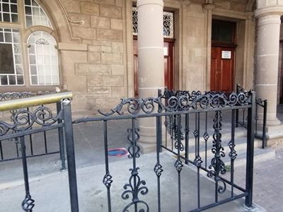 Ou Standard Bank-gebou geplunder