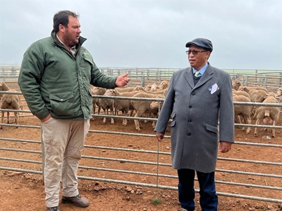 Oakdale ontvang besoek van Minister