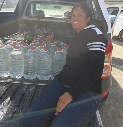 Nieu-Bethesda local donates water to Graaff-Reinet weekly 