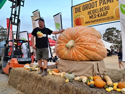 Piet Lotz as SA pampoenkampioen gekroon