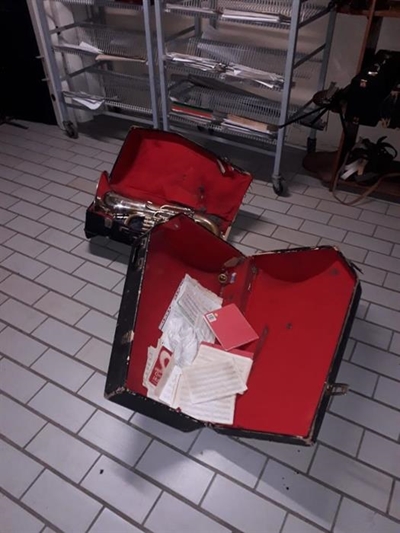 Orkes se instrumente op vloer verstrooi