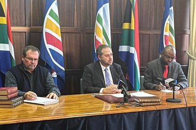 DA warns Ramaphosa to scrap ministerial handbook or they’ll march to minister’s homes 