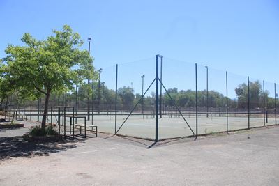 Hulp met tennisbane