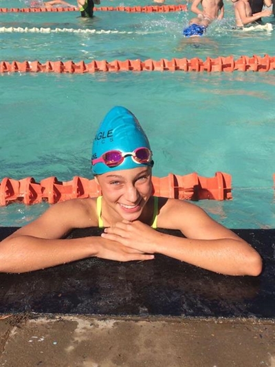 Freda Barnard-swemmer verower medaljes by Eden-gala