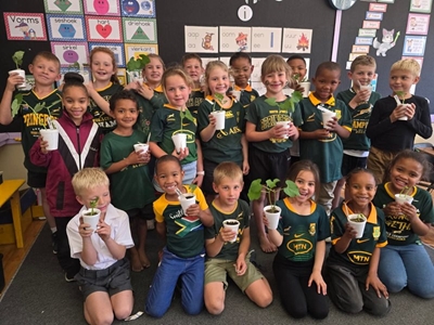 Volkskool se graadeens kweek trots hul eie boontjies