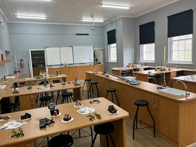 Moderne laboratorium vir skool in Ladismith
