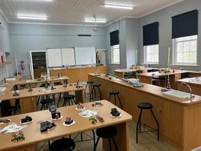 Moderne laboratorium vir skool in Ladismith
