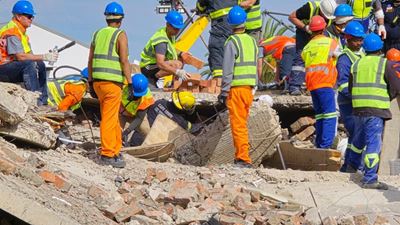 Gebou ineenstorting: Man kommunikeer met familie