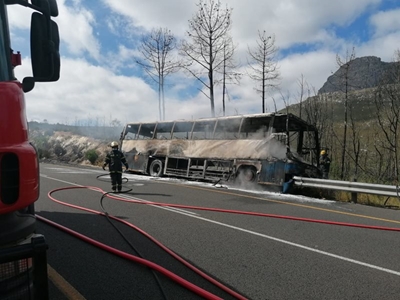 Begrafnisgangers betyds uit brandende bus