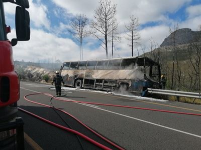 Begrafnisgangers betyds uit brandende bus