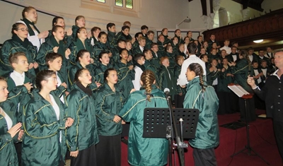 Skoolkoor van Johannesburg besoek die Karoo