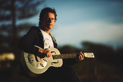 Robin Auld to strum again