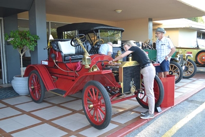 50 veteraanmotors vertoef in Oudtshoorn
