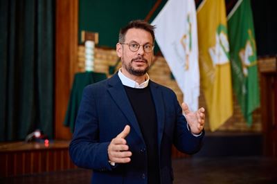 Renowned conductor to lead choral workshop