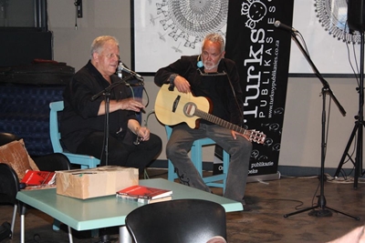Gert Vlok Nel en Hannes Visser saam op verhoog