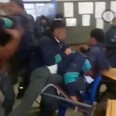 11 leerders geskors na bakleiery