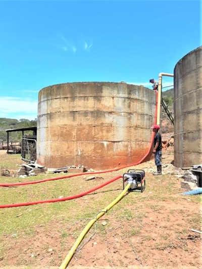 Gee water as Kersgeskenk aan landbouers